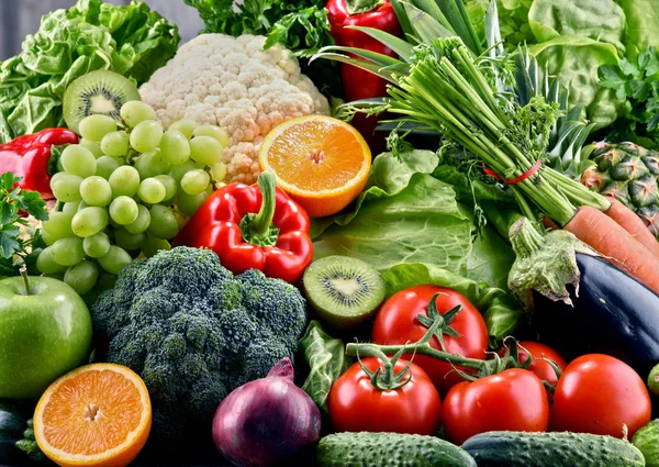 Асорті сирі органічні овочі та фрукти — стокове фото