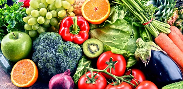 Legume și fructe organice brute asortate — Fotografie, imagine de stoc
