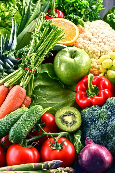 Légumes et fruits biologiques crus assortis — Photo