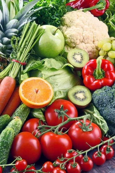 Blandade raw ekologiska grönsaker och frukter — Stockfoto