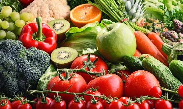 Ассорти сырых органических овощей и фруктов — стоковое фото