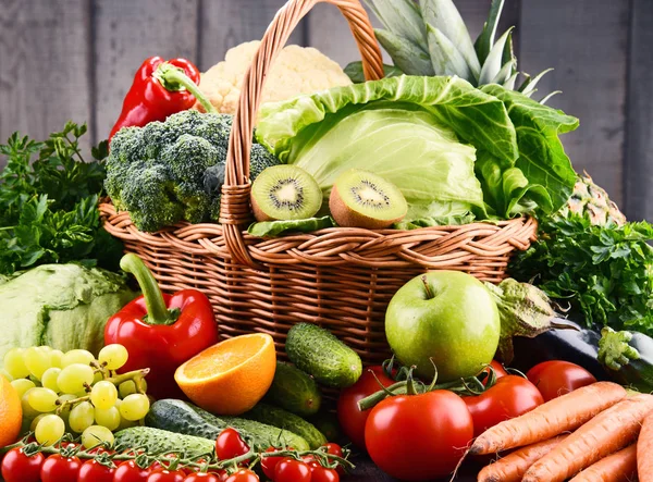 Berbagai macam sayuran dan buah organik mentah — Stok Foto