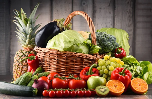 Ассорти сырых органических овощей и фруктов — стоковое фото