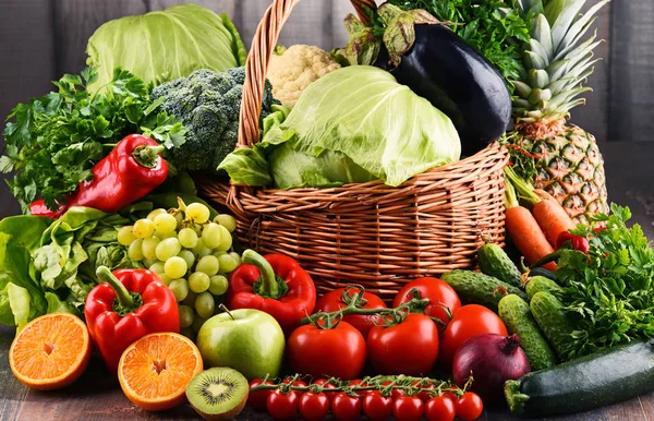 Variedad de verduras y frutas orgánicas crudas — Foto de Stock