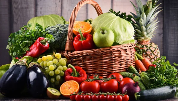 Variedad de verduras y frutas orgánicas crudas — Foto de Stock