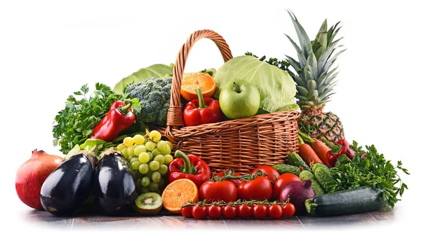 Variedad de verduras y frutas orgánicas crudas — Foto de Stock