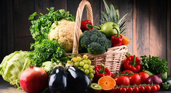 Geassorteerde rauwe biologische groenten en fruit — Stockfoto