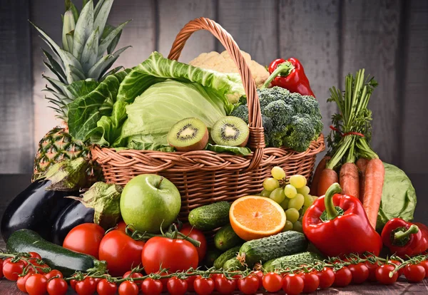 Variedad de verduras y frutas orgánicas crudas —  Fotos de Stock