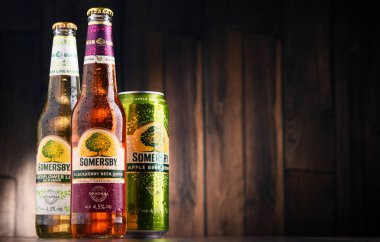 Şişe ve kutu Somersby elma suyu içmek