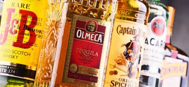 Çeşitli küresel sert likör markalar şişe