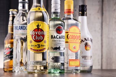 Çeşitli küresel sert likör markalar şişe