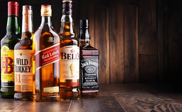 Lahve z několika značek globální whiskey — Stock fotografie