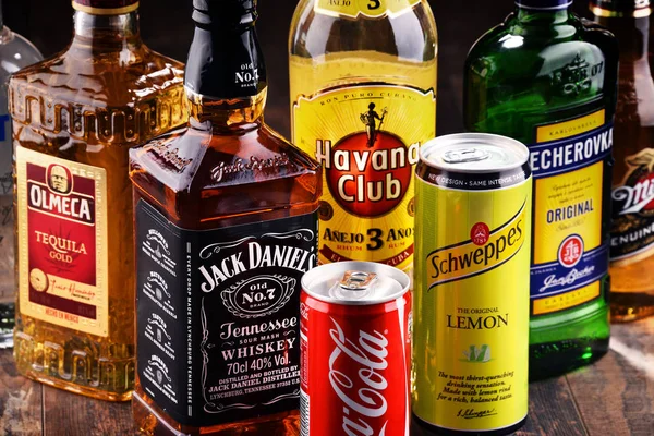 Flasker af assorterede globale hårde spiritus mærker - Stock-foto