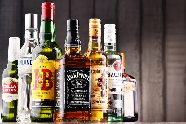 Bouteilles de diverses marques mondiales de liqueur dure — Photo