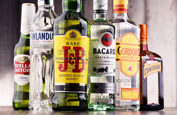 Lahve různé globální tvrdý alkohol značek — Stock fotografie