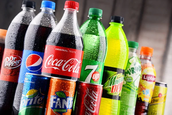 Garrafas de refrigerantes globais variados — Fotografia de Stock