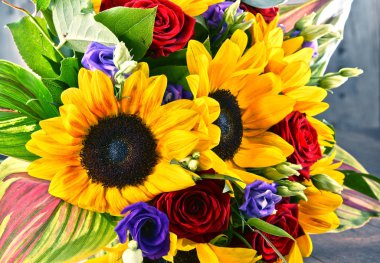 Çiçek buketi ile kompozisyon