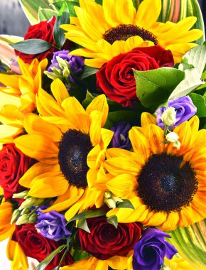 Çiçek buketi ile kompozisyon