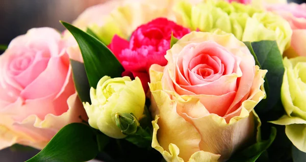 Composizione con bouquet di rose — Foto Stock