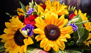 Çiçek buketi ile kompozisyon