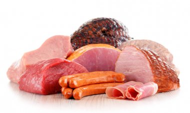 Jambon ve üzerinde beyaz izole sosis gibi et ürünleri