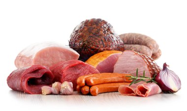 Jambon ve üzerinde beyaz izole sosis gibi et ürünleri
