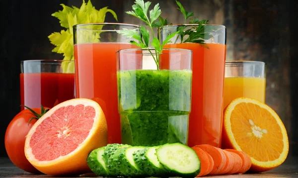 Glasses with fresh organic vegetable and fruit juices — Stock Photo, Image