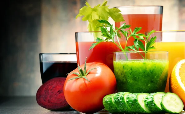 Glasses with fresh organic vegetable and fruit juices — Stock Photo, Image