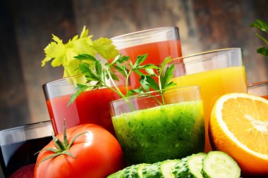 Taze organik sebze ve meyve suları ile gözlük