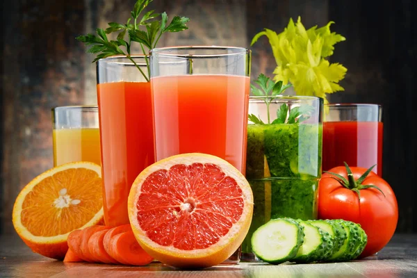 Vasos con jugos orgánicos frescos de frutas y verduras — Foto de Stock