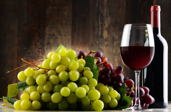 Cam, şişe kırmızı şarap ve taze üzüm ile kompozisyon