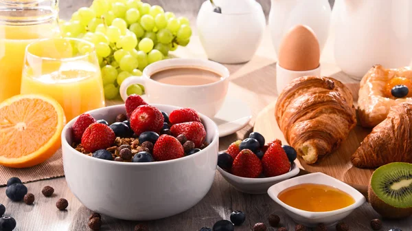 Frukost med kaffe, juice, croissanter och frukter — Stockfoto