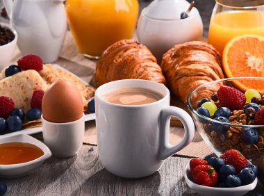 Kahve, meyve suyu, kruvasan ve meyve ile Kahvaltı