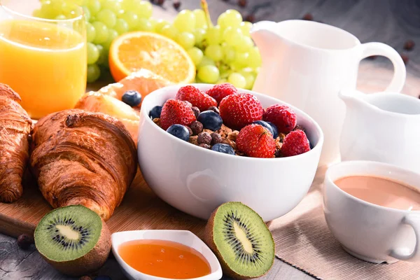 Café da manhã servido com café, suco, croissants e frutas — Fotografia de Stock