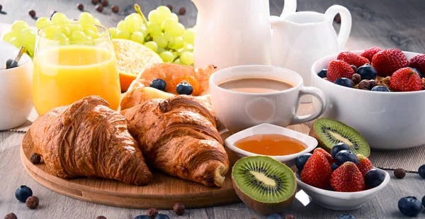 Frühstück mit Kaffee, Saft, Croissants und Obst — Stockfoto