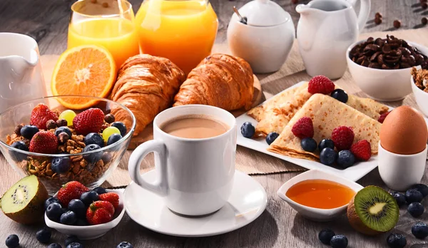 Frukost med kaffe, juice, croissanter och frukter — Stockfoto