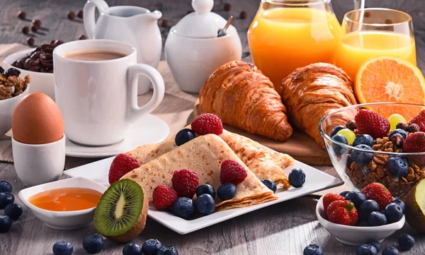 Frühstück mit Kaffee, Saft, Croissants und Obst — Stockfoto