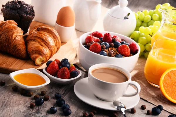 Petit déjeuner servi avec café, jus de fruits, croissants et fruits — Photo