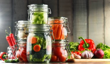 Kavanoz Marine gıda ve organik çiğ sebze ile