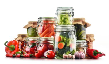 Kavanoz ile marine edilmiş yiyecek ve çiğ sebze üzerinde beyaz izole