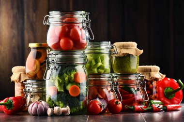 Kavanoz Marine gıda ve organik çiğ sebze ile