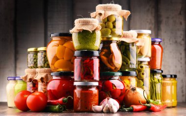 Çeşitli sebze turşulu kavanozlar..