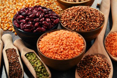 Çeşitli vejetaryen besin maddeleri içeren kompozisyon