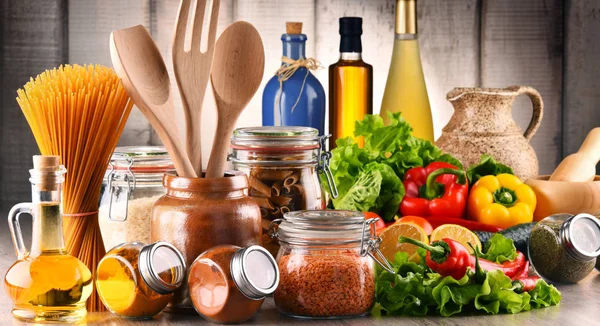 Složení s různými potravinářskými výrobky a kuchyňskými potřebami — Stock fotografie