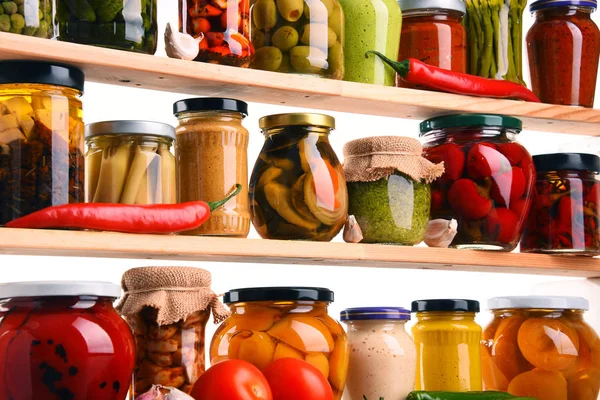 Çeşitli sebze turşulu kavanozlar..