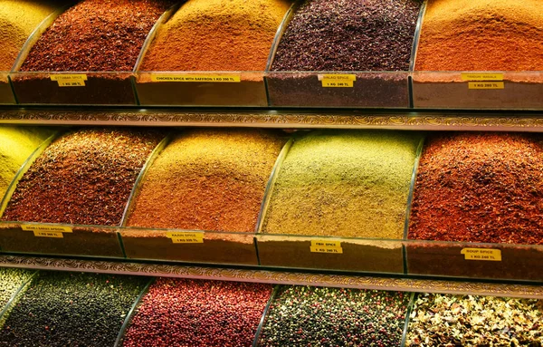 Variedad de especias en el Gran Bazar en Estambul, Turquía — Foto de Stock