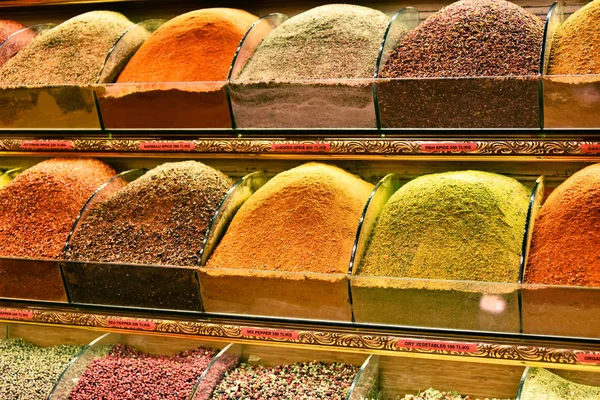 Variété d'épices sur le Grand Bazar à Istanbul, Turquie — Photo
