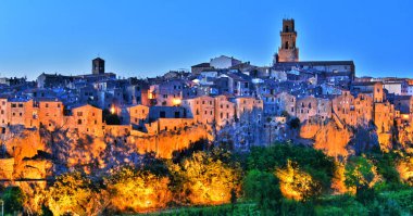 Pitigliano şehir Toskana, İtalya güneş battıktan sonra