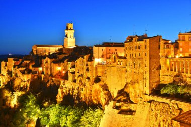 Pitigliano şehir Toskana, İtalya güneş battıktan sonra