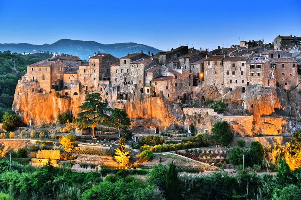City of Pitigliano in Tuscany, Italy after sunset — Stock Photo, Image